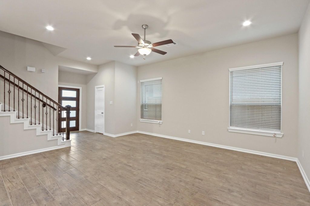 Image 6 of property listing at 7011 Golden Groundsel Drive, Katy, TX 77493