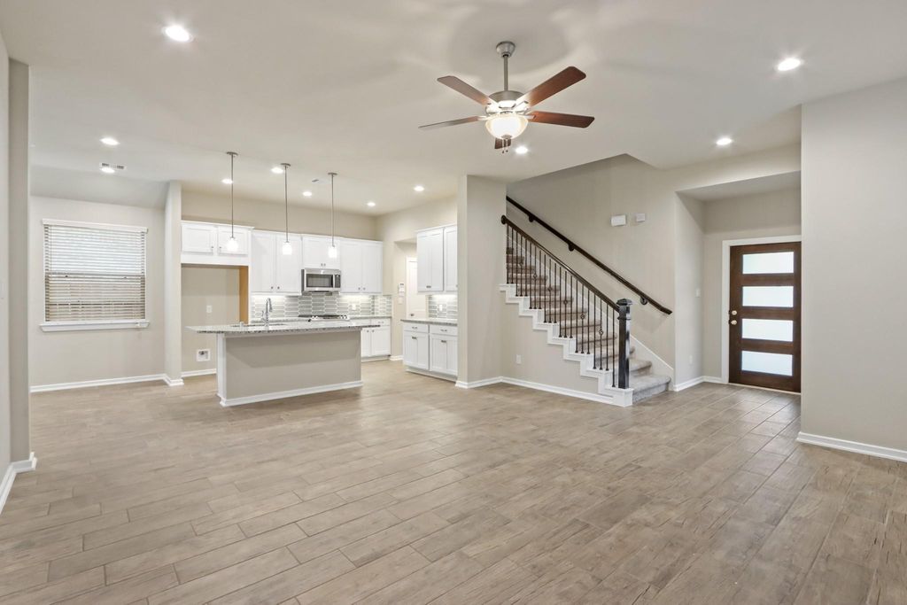 Image 8 of property listing at 7011 Golden Groundsel Drive, Katy, TX 77493