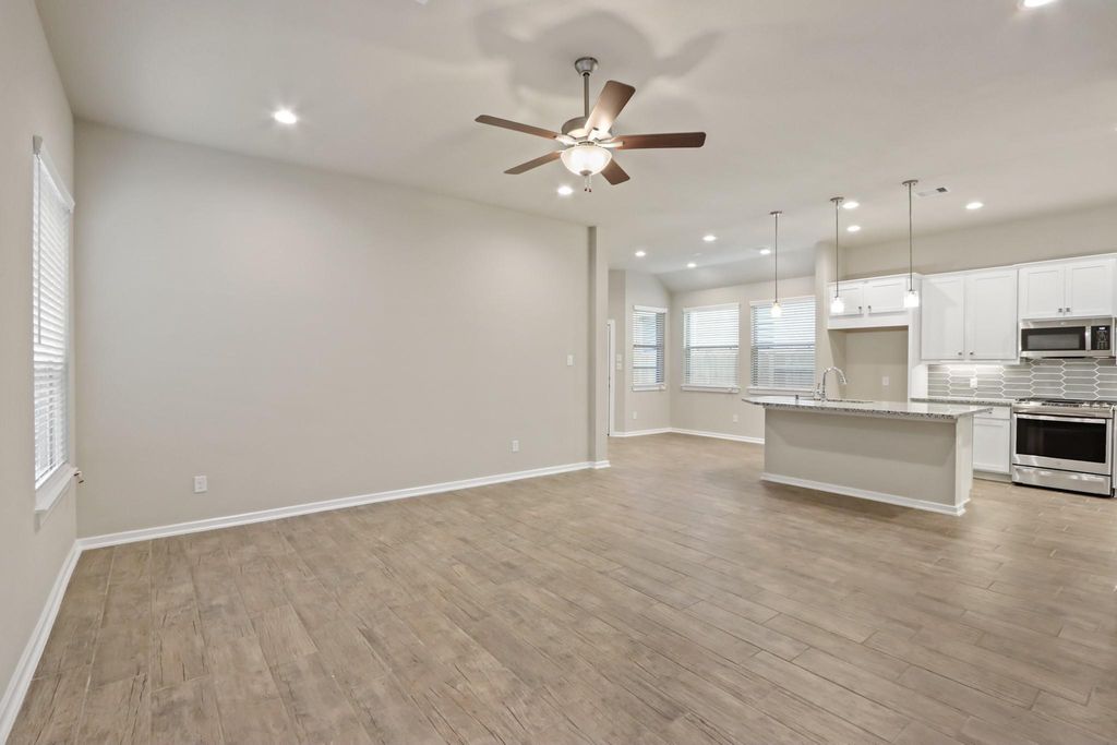 Image 9 of property listing at 7011 Golden Groundsel Drive, Katy, TX 77493