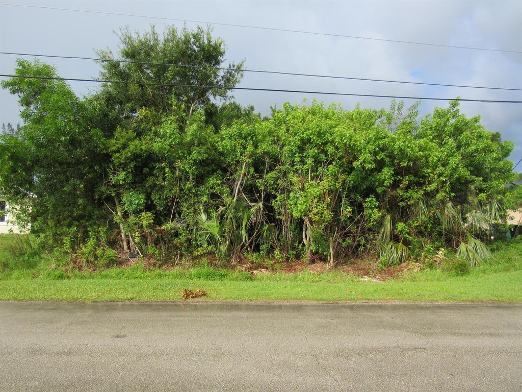 5246 NW East Piper Circle, Port St Lucie, FL 34986
