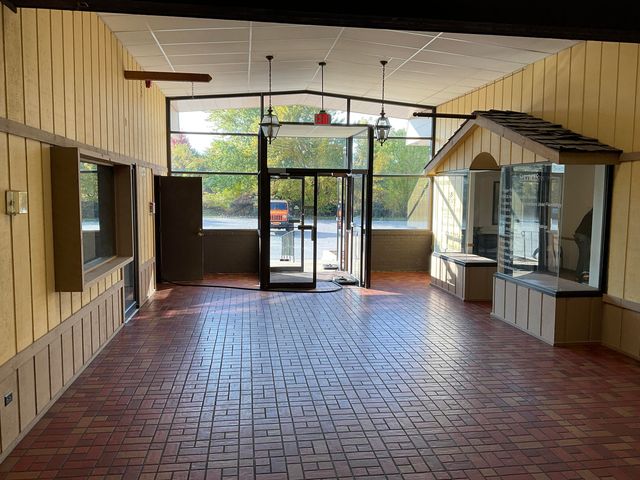 1650 45th Street, Munster, IN 46321