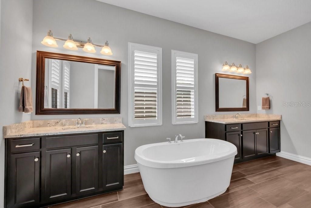 Image 22 of property listing at 14908 BASSINGER LANE, Lithia, FL 33547