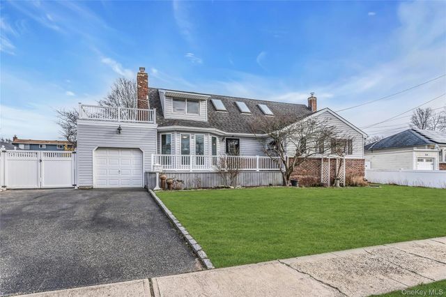 639 N Chicot Avenue, West Islip, NY 11795