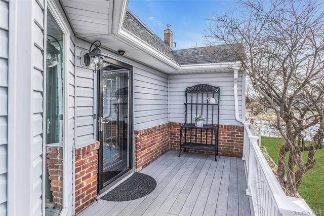 639 N Chicot Avenue, West Islip, NY 11795