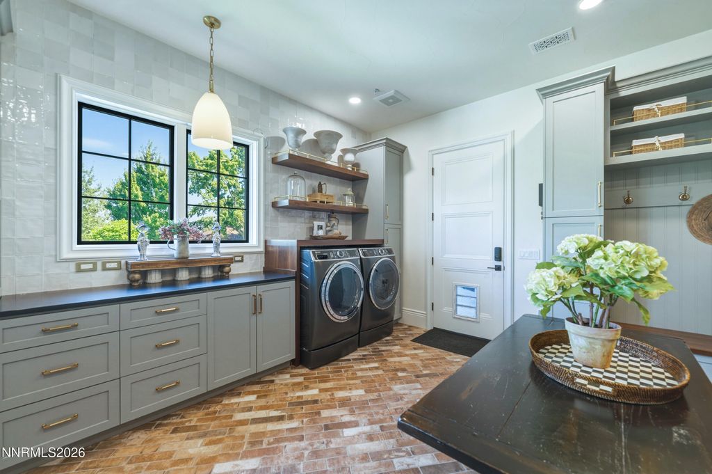Image 15 of property listing at 101 Greenridge Drive, Reno, NV 89509