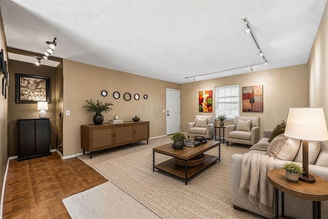 11323 N May Avenue B, Oklahoma City, OK 73120