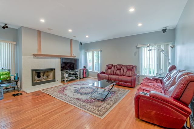 1094 Vista Drive, Gurnee, IL 60031