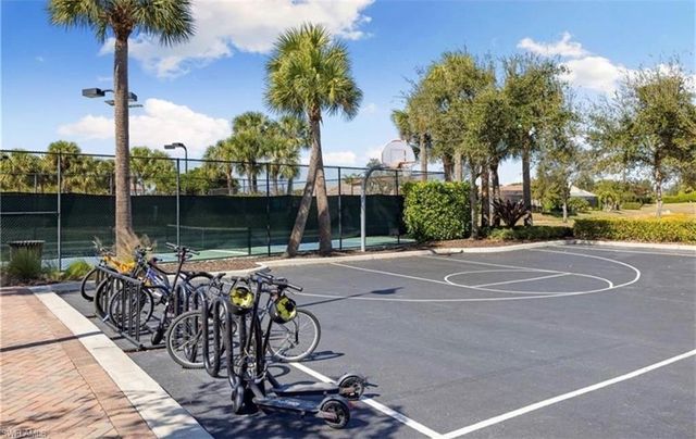 9431 Foxglove LN, Naples, FL 34120