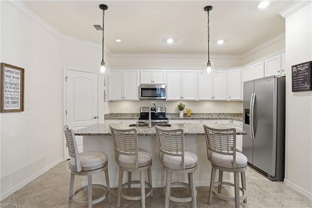 9431 Foxglove LN, Naples, FL 34120