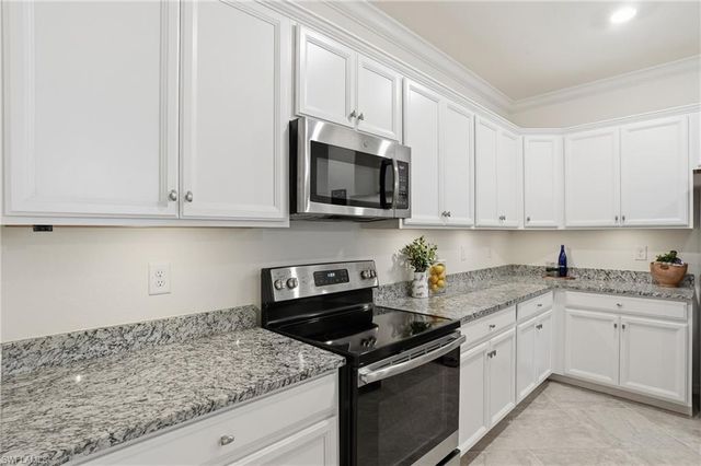 9431 Foxglove LN, Naples, FL 34120