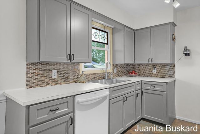 3033 New Holland Street, City Of Hudsonville, MI 49426