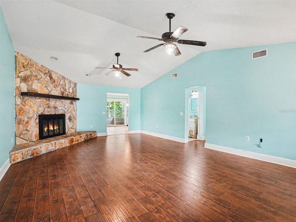 Image 3 of property listing at 928 TIMBERGREEN DRIVE, Lakeland, FL 33809