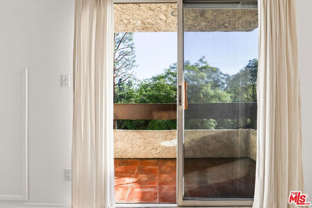 Image 13 of property listing at 2700 Cahuenga Boulevard 2216, Los Angeles, CA 90068