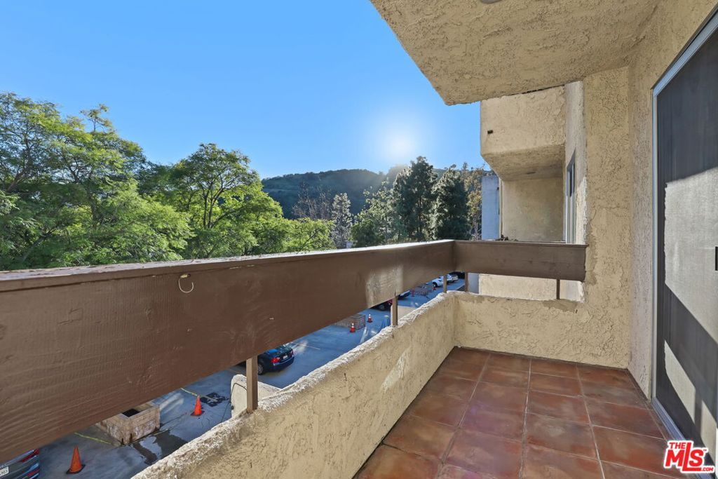Image 14 of property listing at 2700 Cahuenga Boulevard 2216, Los Angeles, CA 90068