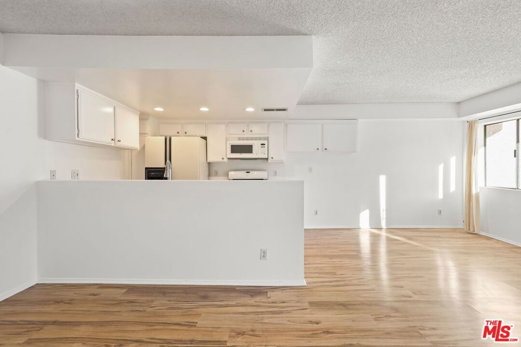 Image 16 of property listing at 2700 Cahuenga Boulevard 2216, Los Angeles, CA 90068