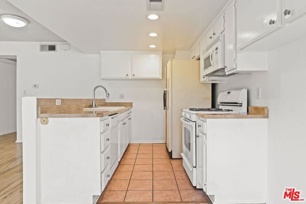 Image 17 of property listing at 2700 Cahuenga Boulevard 2216, Los Angeles, CA 90068