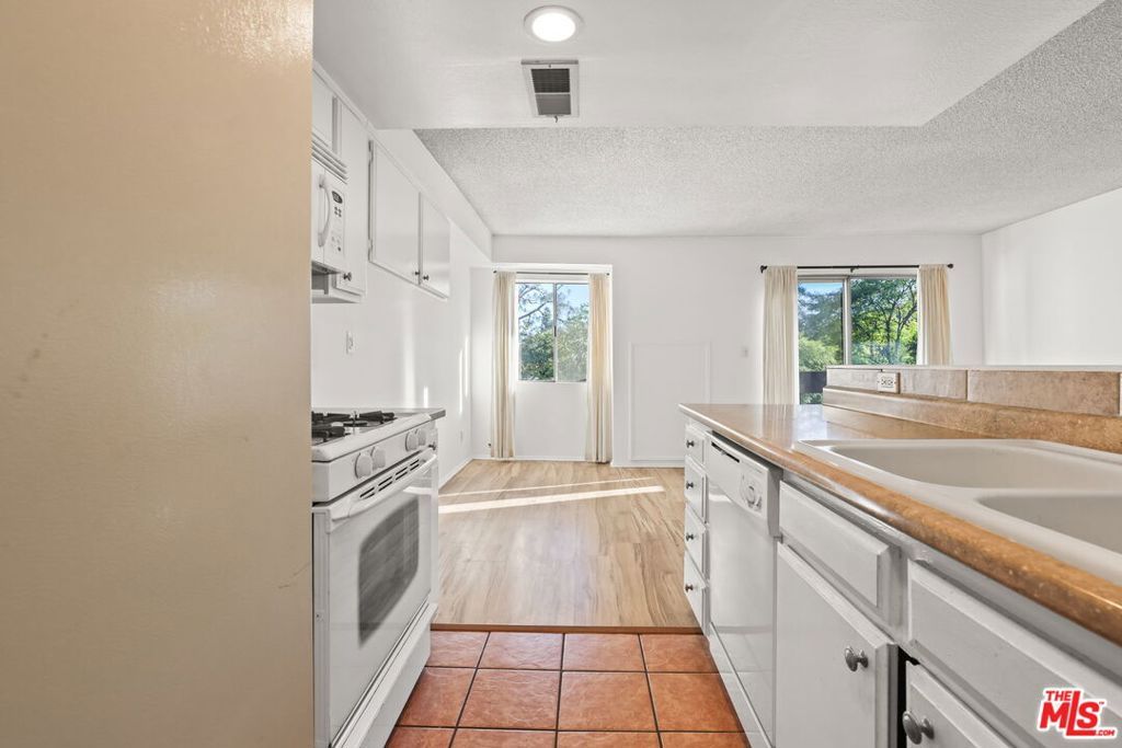 Image 18 of property listing at 2700 Cahuenga Boulevard 2216, Los Angeles, CA 90068