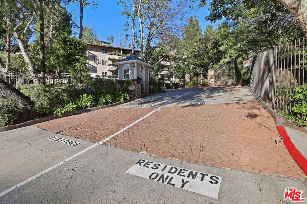 Image 2 of property listing at 2700 Cahuenga Boulevard 2216, Los Angeles, CA 90068