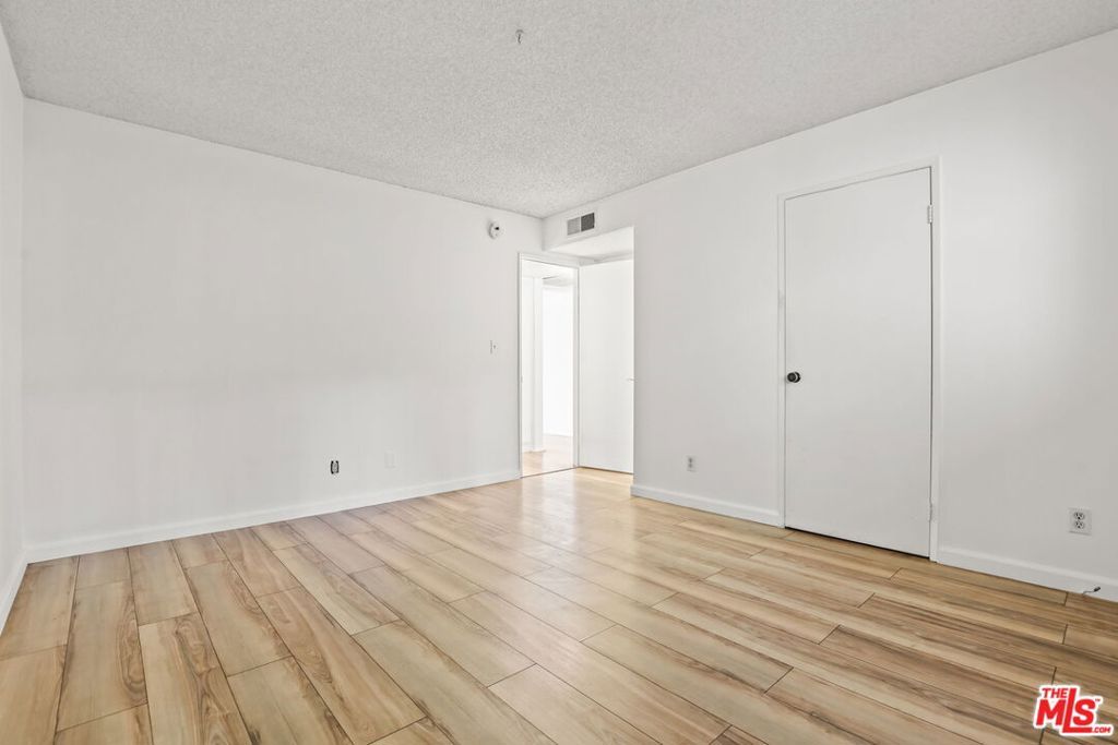 Image 22 of property listing at 2700 Cahuenga Boulevard 2216, Los Angeles, CA 90068