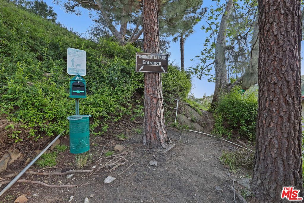 Image 37 of property listing at 2700 Cahuenga Boulevard 2216, Los Angeles, CA 90068