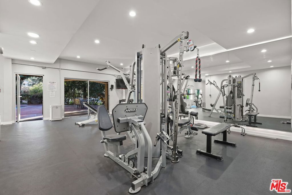 Image 38 of property listing at 2700 Cahuenga Boulevard 2216, Los Angeles, CA 90068