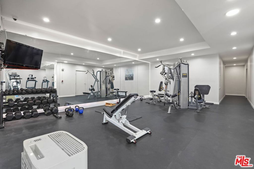Image 39 of property listing at 2700 Cahuenga Boulevard 2216, Los Angeles, CA 90068