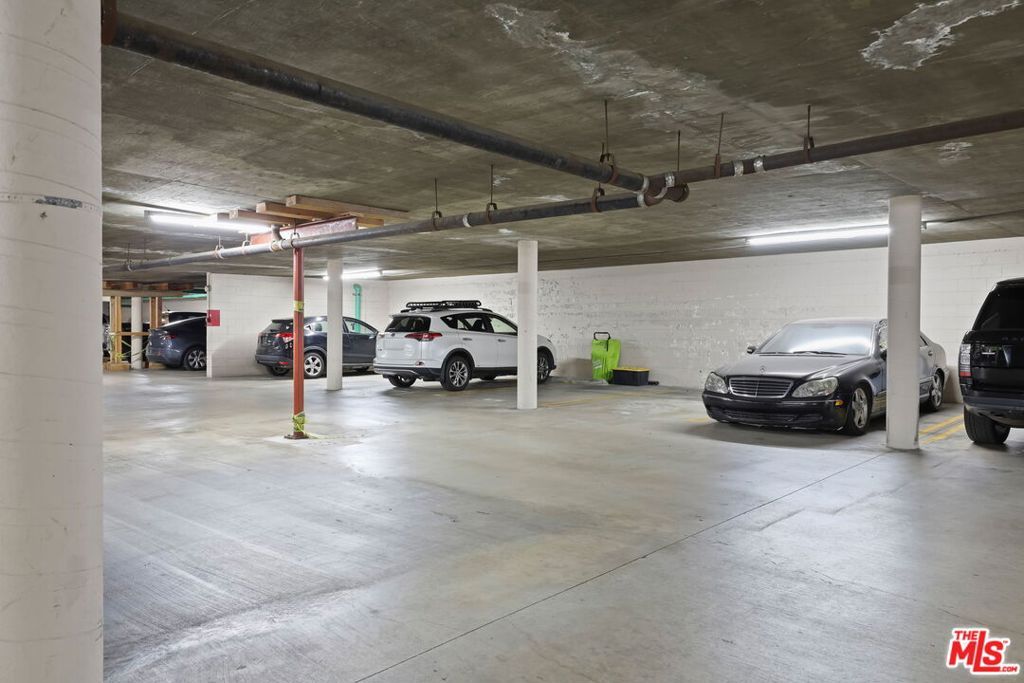 Image 40 of property listing at 2700 Cahuenga Boulevard 2216, Los Angeles, CA 90068
