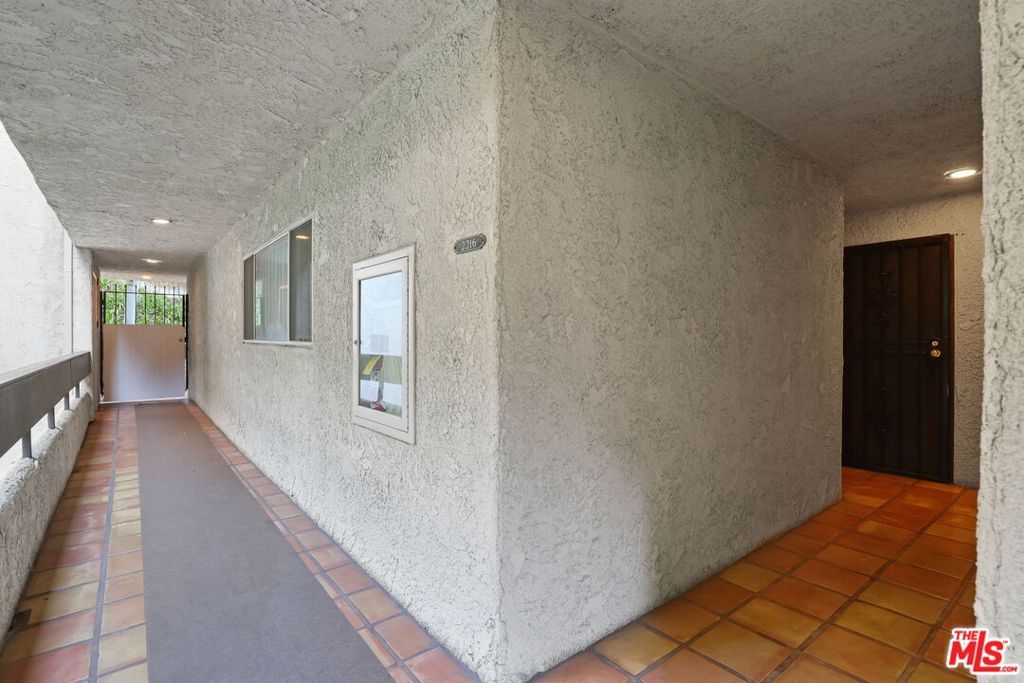 Image 6 of property listing at 2700 Cahuenga Boulevard 2216, Los Angeles, CA 90068