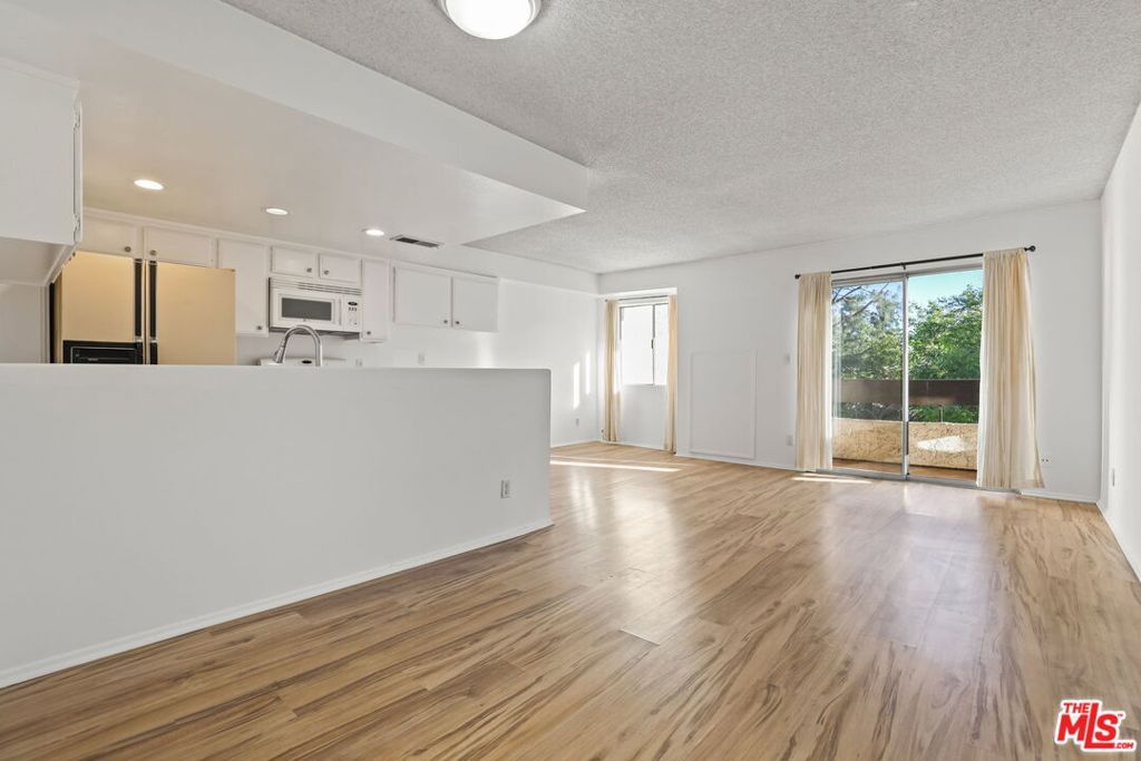 Image 7 of property listing at 2700 Cahuenga Boulevard 2216, Los Angeles, CA 90068