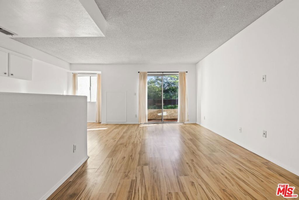 Image 8 of property listing at 2700 Cahuenga Boulevard 2216, Los Angeles, CA 90068