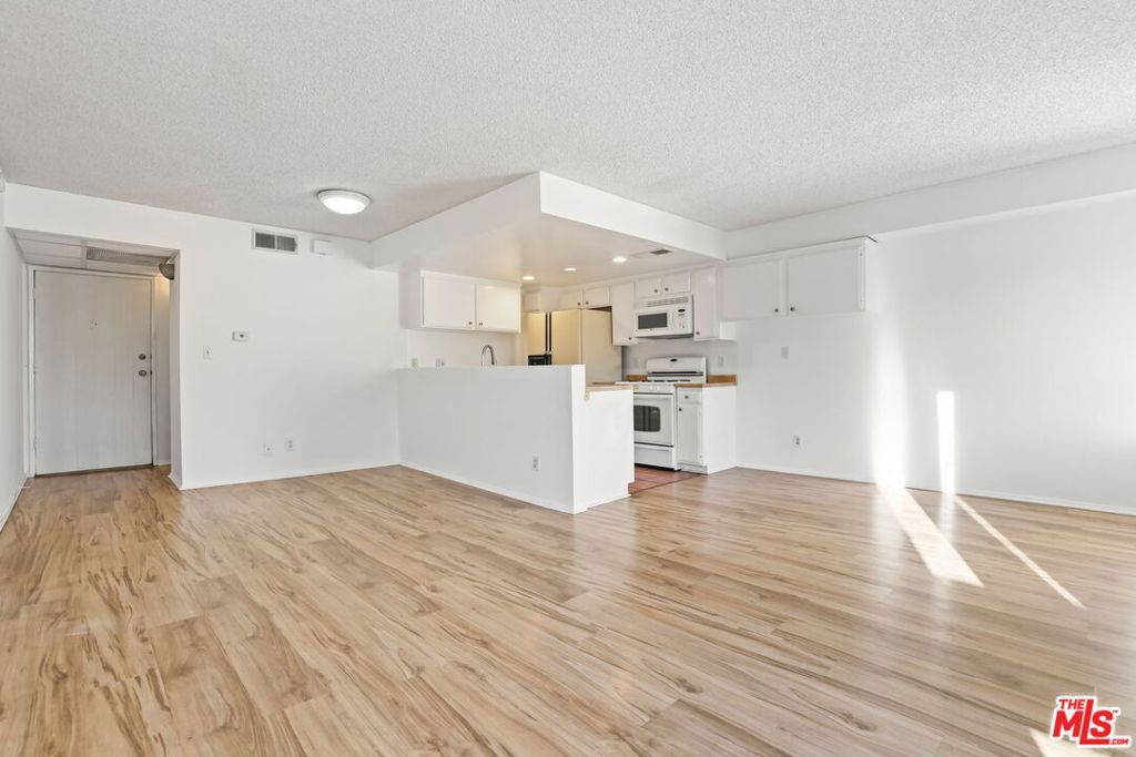 Image 9 of property listing at 2700 Cahuenga Boulevard 2216, Los Angeles, CA 90068