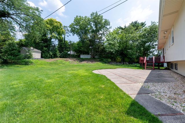 18 Dogwood Road, Searingtown, NY 11507
