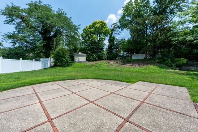 18 Dogwood Road, Searingtown, NY 11507