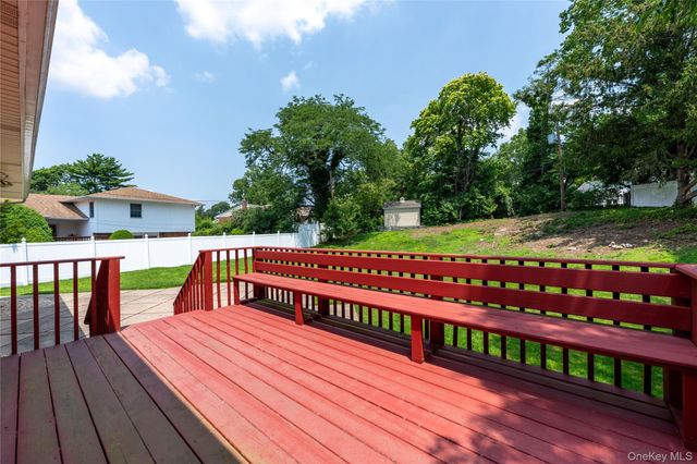 18 Dogwood Road, Searingtown, NY 11507