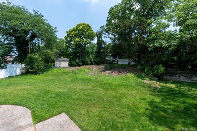 18 Dogwood Road, Searingtown, NY 11507