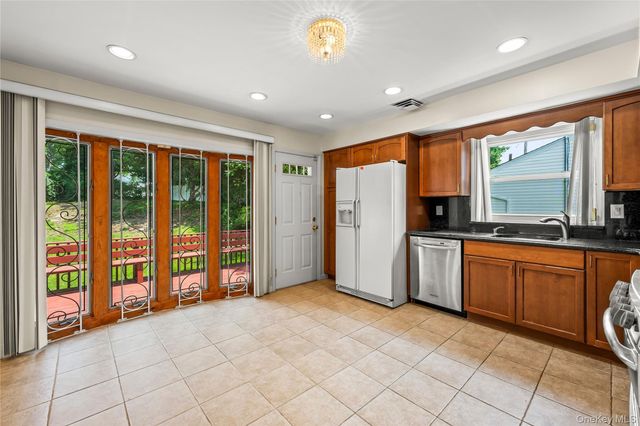 18 Dogwood Road, Searingtown, NY 11507
