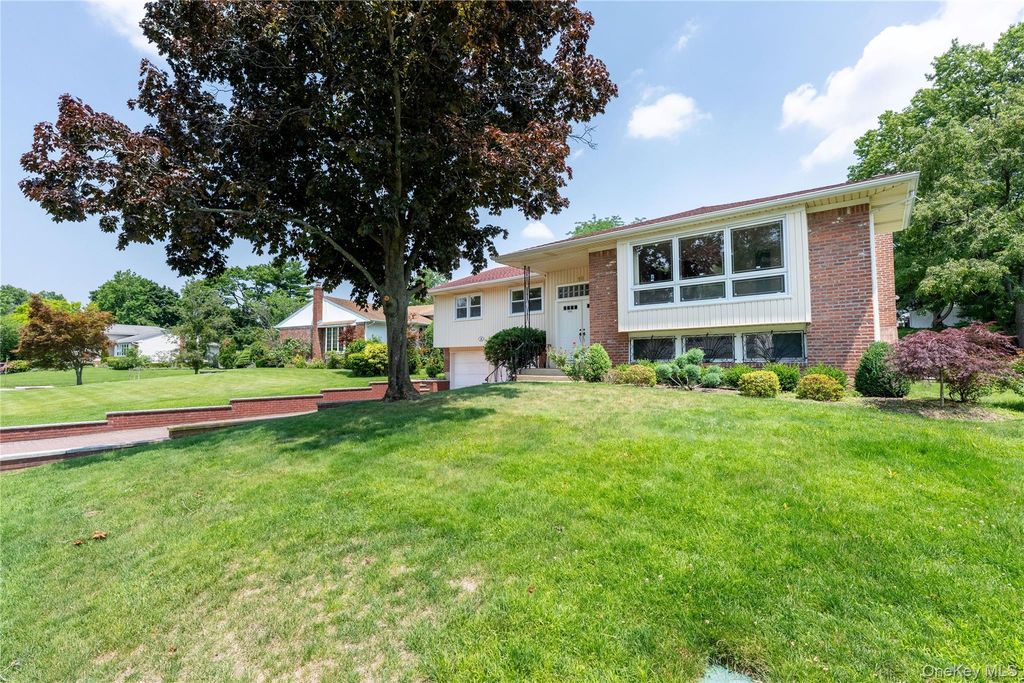 18 Dogwood Road, Searingtown, NY 11507