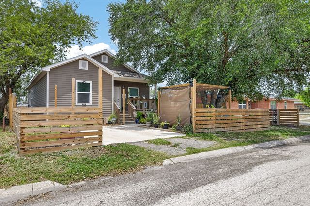 519 E Avenue F, Robstown, TX 78380