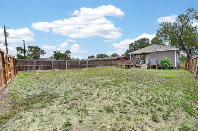 519 E Avenue F, Robstown, TX 78380