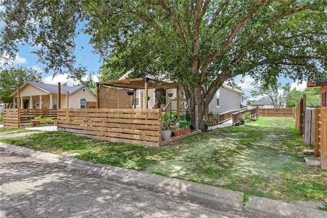 519 E Avenue F, Robstown, TX 78380