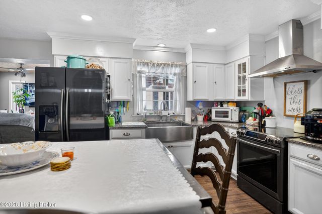 6803 Creston Dr, Louisville, KY 40258