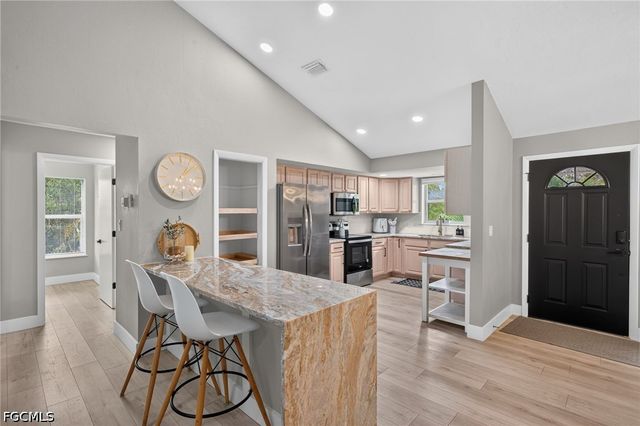 9076 Mockingbird DR, Sanibel, FL 33957