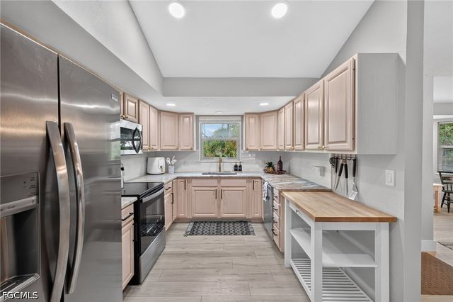 9076 Mockingbird DR, Sanibel, FL 33957