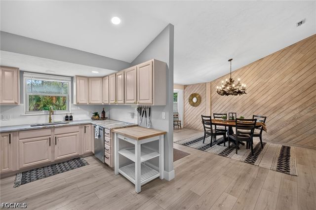 9076 Mockingbird DR, Sanibel, FL 33957