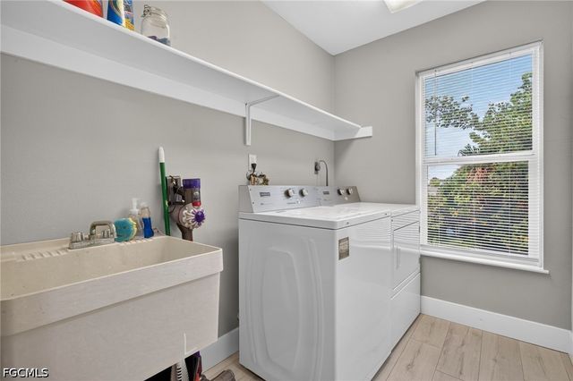 9076 Mockingbird DR, Sanibel, FL 33957