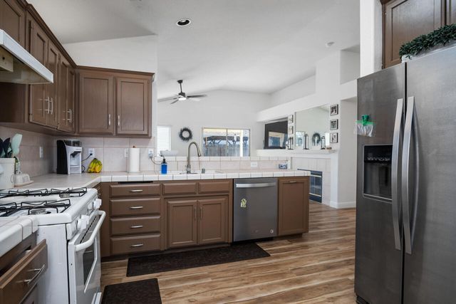 2417 E Omaha Avenue, Fresno, CA 93720