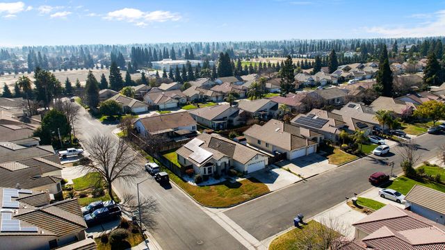 2417 E Omaha Avenue, Fresno, CA 93720