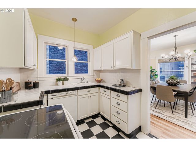 2127 Nw IRVING St 202, Portland, OR 97210