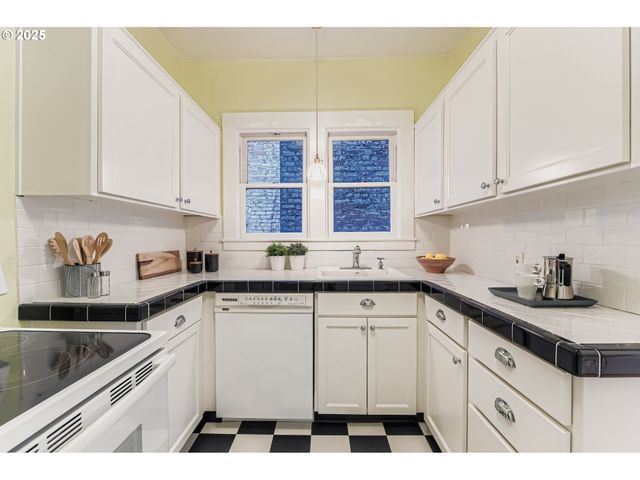 2127 Nw IRVING St 202, Portland, OR 97210