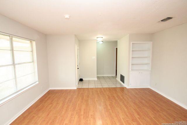 310 THREADNEEDLE LN, San Antonio, TX 78227